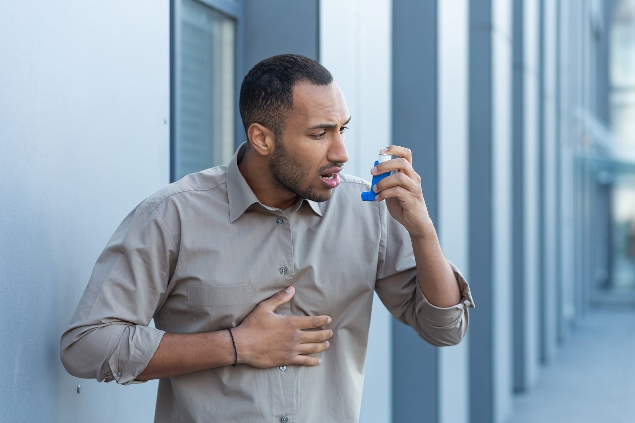 a man outside an office building has a severe asth 2023 11 27 04 53 07 utc